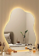 LumoArte LED-Wandspiegel – Skandinavischer Minimalismus mit unregelmäßiger Form