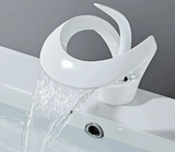 CascadeLume Premium Wasserfall Waschtischarmatur Einhebel Weiß Messing – Moderne Einloch Badarmatur mit Warm- und Kaltwasser | Elegantes Design mit Wasserfallauslauf | Stilvolle Badezimmerlösung