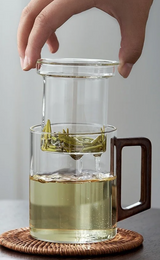 BlattGenuss Teebecher – 500 ml Hitzebeständiges Teeglas mit Filter | Teetasse mit Deckel & Holzgriff | Aufgussbecher für Tee, Kräuter & Kaffee